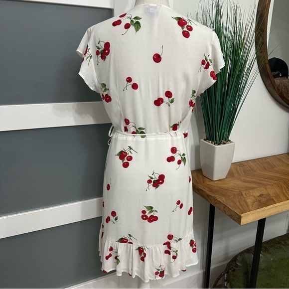 RAILS Koreen Short Sleeve Wrap Dress SZ Medium White Cherry Bloom Date Night EUC - Picture 10 of 10